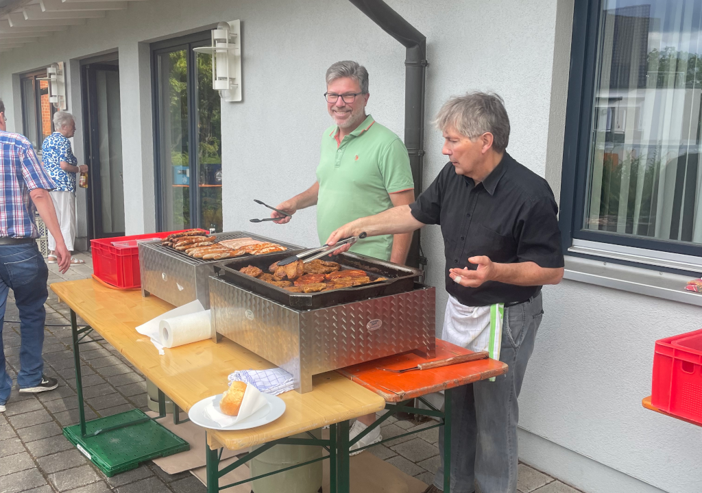 Carsten Schenk und Manfred Kästle beim Grillen